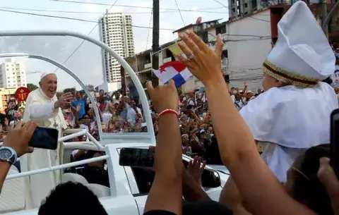 Unos 320 voluntarios europeos colaboran con los bomberos de Panamá en la JMJ 