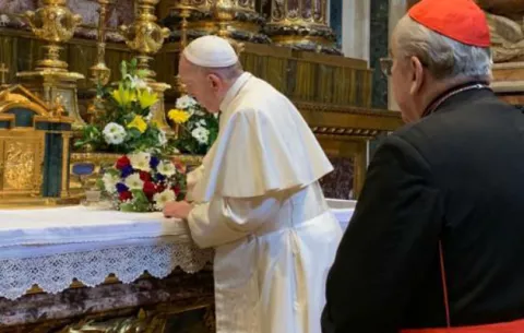 El papa Francisco se encomienda a la virgen antes de iniciar su viaje a Panamá