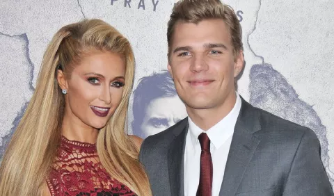 Chris Zylka sigue muy enamorado de Paris Hilton 