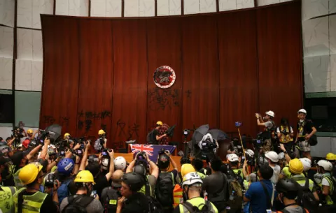 Manifestantes toman el parlamento de Hong Kong con la intención de quedarse