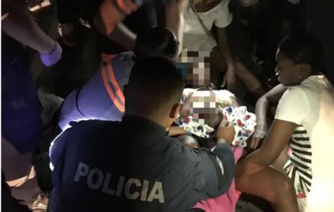 Policías asisten a mujer que dio a luz en plena calle en Río Abajo