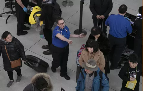 Aeropuerto LaGuardia suspende vuelos por falta de controladores aéreos 