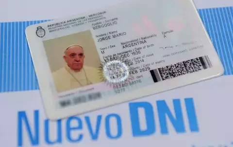 El Papa Francisco viajará por el mundo con pasaporte argentino 