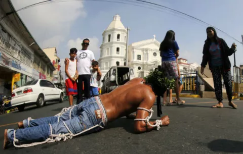 Cientos de filipinos emulan la pasión de Cristo en el Jueves Santo