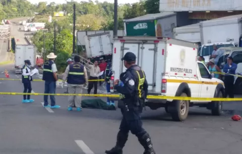 Queda debajo de una camión articulado en Paso Canoas, presuntamente fue suicidio