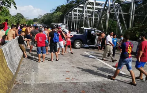 Unidades policiales se llevan la peor parte en un accidente con un bus en Chiriquí