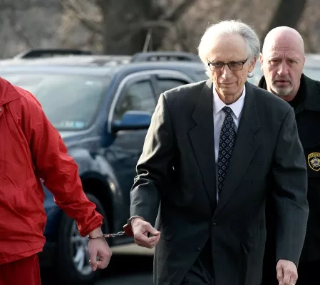 Condenan a más de 70 años de cárcel a expediatra por abusar de 31 menores