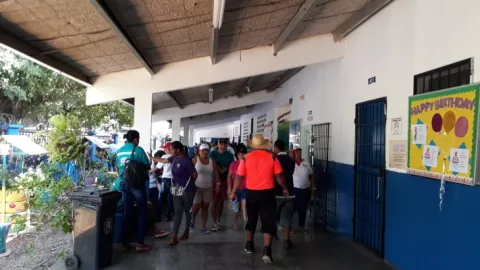 Votantes acuden masivamente a la Escuela de Pedregal considerada zona roja