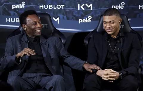 Pelé es hospitalizado de inmediato, tras llegar a Brasil