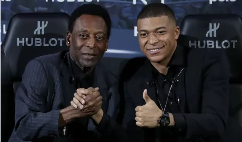 Pelé, hospitalizado en Francia