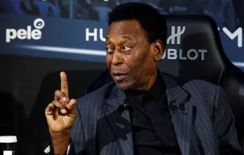 Pelé anuncia que está listo para 'volver a jugar'  tras hospitalización