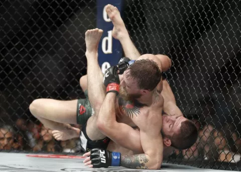 Conor McGregor compara a la esposa de un rival con una toalla