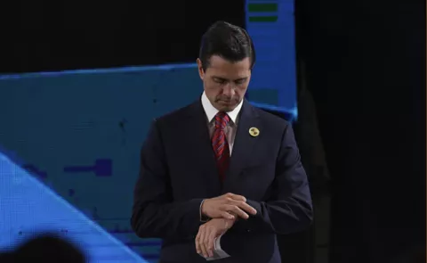 Peña Nieto emplaza a López Obrador a regular el papel del Ejército en las calles
