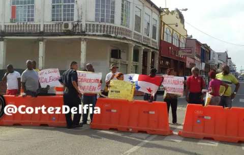 Otra vez cierran la vía pequeños comerciantes en Colón por afectaciones