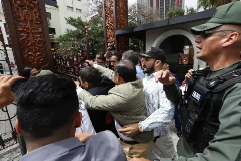 Periodistas y congresistas entran por la fuerza a la Asamblea Nacional