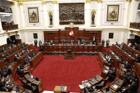 Ante una facción del Congreso, Mercedes Aráoz jura como presidenta encargada de Perú 