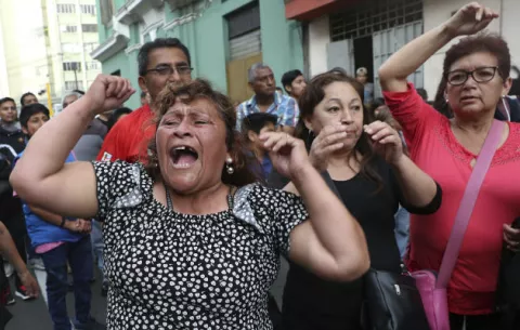 Policía del Perú evita pelea de fujimoristas y antifujimoristas por detención de Keiko