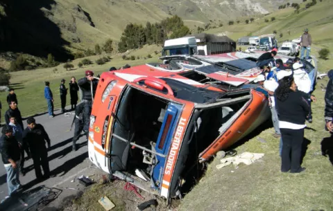 Un muerto y casi 200 heridos en un choque múltiple en Perú