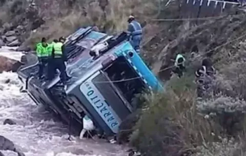  Al menos 8 muertos tras caída de un autobús a un río en el centro de Perú