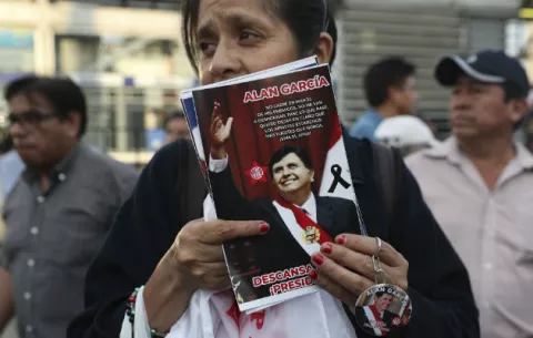 Féretro con restos de Alan García es trasladado a velatorio en Lima