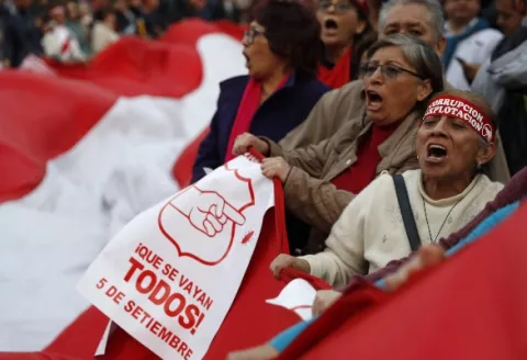 Peruanos salen a las calles para pedir que cierren el Congreso y llamen a elecciones