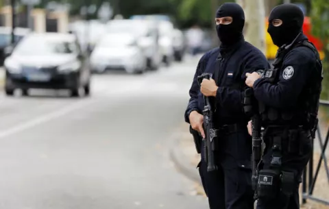 Detienen en París a la mujer de Cherif, uno de los yihadistas más buscados