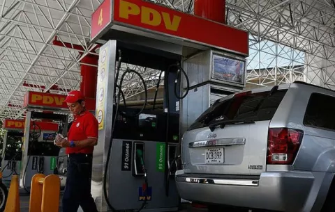 Precio del petróleo venezolano sigue cayendo y se ubica en $61.85