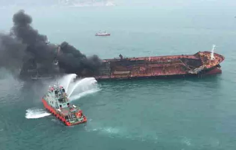 Incendio de un petrolero en Hong Kong deja un muerto y dos desaparecidos