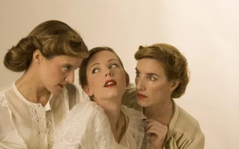 Piernas Entrelazadas, obra que vincula a la mujer de los 50´s con las de hoy