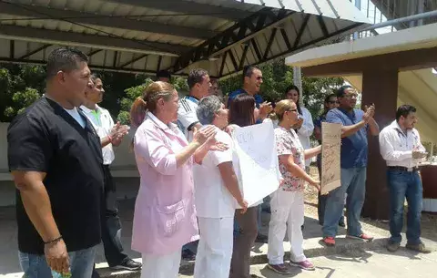 Funcionarios de salud exigen pagos de los turnos extras