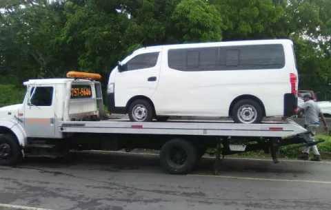 Chofer de busito pirata le da una golpiza a un agente del tránsito, pero lo atraparon