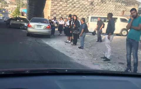 Caos en la capital por paro de busitos piratas; transportistas marchan hacia la Asamblea