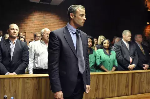Pistorius dice que sigue llorando a su novia