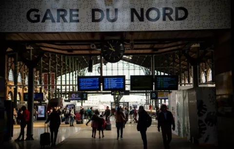 Llaman 'indecente' al plan de renovar el tren de París