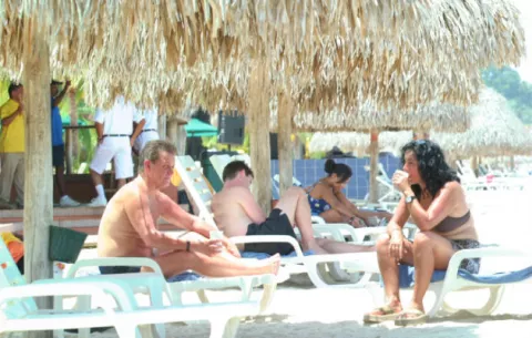Planes vacacionales en la mira; persisten quejas de consumidores