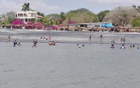 Rescatan a una mujer atrapada en un rompeolas en Playa El Palmar de San Carlos