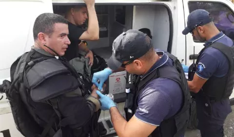 Policías heridos con armas de fuego durante desalojo
