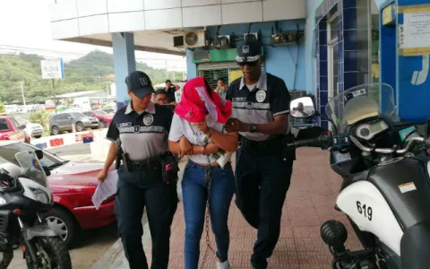 Ordenan detención preventiva para conductora que arrastró a policía para escapar