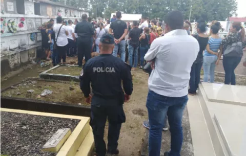 Familiares y compañeros despiden a cabo de la Policía Nacional ejecutado en Arraiján