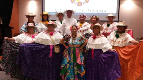 Registro de artesanos de la pollera en Panamá 