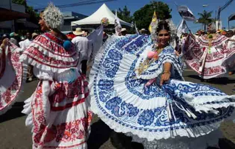 Miles de polleras colorean las calles tableñas