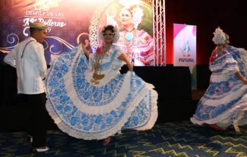 Desfile de las Mil Polleras