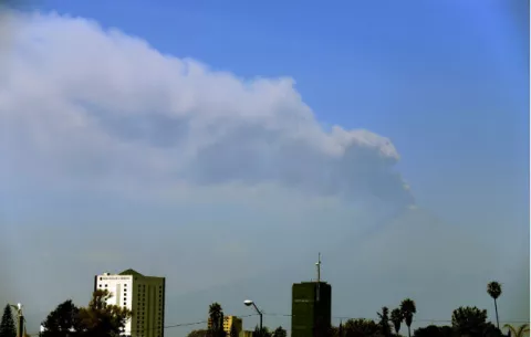 El volcán Popocatéptl presenta 43 exhalaciones en últimas 24 horas en México