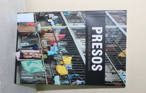 Presentan libro “Presos, voces de hombres en el encierro”