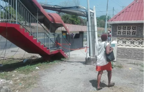 Caída de varios postes deja incomunicada y sin energía eléctrica a parte de Colón