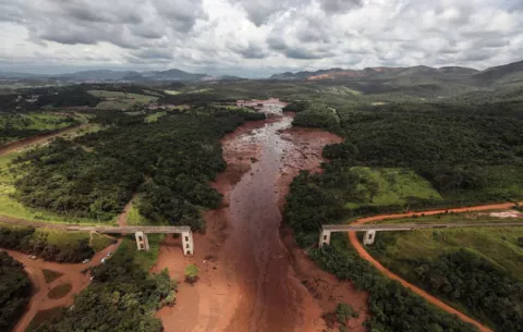Derrumbe de presa en Brasil causa 34 muertos y hay cerca de 300 desaparecidos