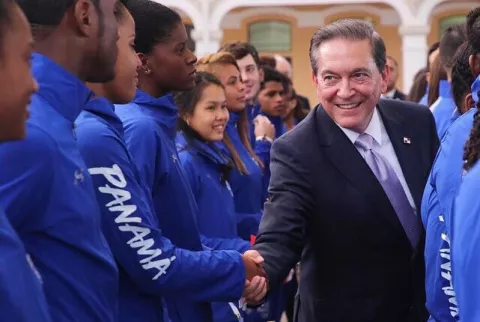 Laurentino Cortizo se lleva a Roberto 'Mano de Piedra' Durán a La Gran Manzana