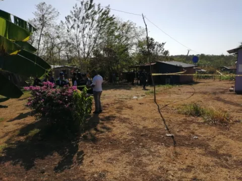Hombre recibe múltiples disparos en un baño en el sector 5 en El Progreso