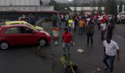 Usuarios inician  protestas ante conflicto entre 'piratas' y Autoridad del Tránsito