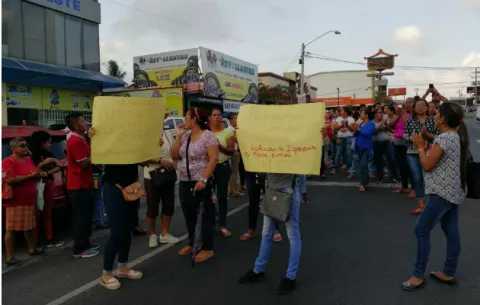 Padres de familia del colegio Moisés Castillo Ocaña en La Chorrera cierran vía 